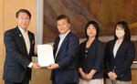 平井知事（左）に要請書を手渡す山口会長ら＝６月２８日、鳥取県庁