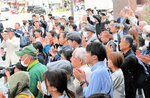 候補の街頭演説に耳を傾ける有権者ら＝３１日、神戸市内