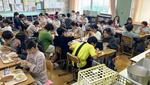 　教室で給食を食べる小学生＝２０２３年５月（画像の一部を加工しています）