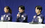 　フィギュアスケートの世界選手権代表に選ばれ、記者会見する宇野昌磨。左は坂本花織、右は鍵山優真＝２５日、長野市