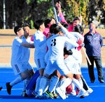 ＳＯ戦に勝利して初の決勝進出を決めて喜び合う八頭男子の選手ら＝東京都大井ホッケー競技場