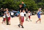 地域住民と日野町音頭を踊る児童生徒ら