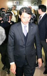 兵庫県議会各会派幹部らとの面会に臨む斎藤元彦知事＝２０日、兵庫県庁