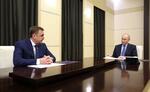 　プーチン大統領（右）と会談するジュミン氏＝５月２日、モスクワ郊外（ロシア大統領府提供・共同）