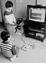 　テレビゲーム機「ファミリーコンピュータ」で遊ぶ子どもたち＝１９８６年