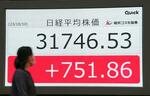 　連休前の６日の終値に比べ７５１円８６銭高となった日経平均株価の終値を示すボード＝１０日午後、東京・日本橋茅場町