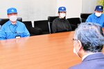 現地で感じたことなどを深沢市長（手前）に報告する中本参事（左）ら