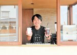 地域住民や観光客から愛される店を目指して自家焙煎のコーヒースタンドを開店した井高さん＝２日、北栄町由良宿