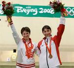 　北京五輪射撃女子エアピストル２位のロシアのナタリア・パデリナ選手（左）と、３位のグルジアのニーノ・サルクワゼ選手は表彰式後肩を組んで互いをたたえた。両国は軍事衝突中だった＝２００８年８月（ＡＰ＝共同）