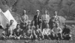 　山形県遊佐町の民家で発見された、１９３０年８月に牧野富太郎（奥中央左）が鳥海山で植物採集を行った際の集合写真（太田幹人さん提供）