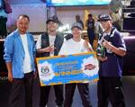 　横浜アーバンスポーツフェスティバルのブレイキンで優勝した半井重幸（左から２人目）ら＝横浜赤レンガ倉庫イベント広場