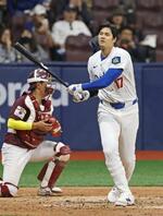 　韓国プロ野球キウムとのプレシーズンゲームの２回、空振り三振に倒れるドジャース・大谷＝ソウル（共同）