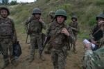 　ウクライナ・ハリコフ州で軍事訓練をするウクライナ軍兵士ら＝６月５日（アナトリア通信提供・ゲッティ＝共同）