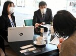 講師登録などについて説明する坂井管理主事（中央）ら＝３０日、鳥取市尚徳町のアートプレイスすなば珈琲