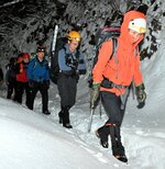 捜索のため登山道に向かう救助隊＝２５日午前５時１９分、大山町大山