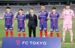 　ＦＣ東京の新体制発表会で、写真に納まる松橋新監督（左から３人目）、マルセロヒアン（同４人目）ら＝１０日、味スタ