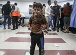 　１７日、パレスチナ自治区ガザで爆発した病院から運ばれた負傷したパレスチナ人の子ども（ゲッティ＝共同）