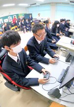 開発中ゲームのテストプレーを楽しむ部員ら