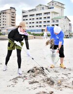 海開きを控え、砂浜にたまったごみを集める参加者＝４日、米子市の皆生温泉海遊ビーチ
