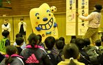 【でん太くんも参戦】試合には歯科医師会のマスコットキャラクター「でん太くん」も参戦！　得意のヘディングを披露