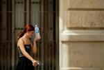 　冷水の入ったボトルを手にする女性＝２０２３年８月、スペイン東部バレンシア（ゲッティ＝共同）