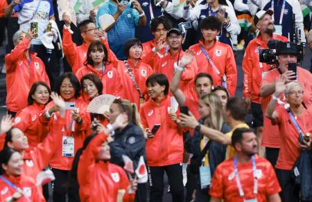 　パリ五輪の閉会式で入場する日本の選手たち＝１１日、パリ郊外（共同）