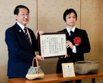 県伝統工芸士に認定された、松江藩とう細工を手がける川口さん（右）＝１６日、鳥取県庁