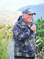 環境保全考える　日本イヌワシ研究会の三谷康則さんがニホンイヌワシの生態や県内の生息状況などを説明。参加者は生息環境の保全について考えた