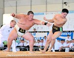 団体決勝・鳥取城北―和歌山商　鳥取城北は二陣の加藤（左）が相手を押し出して優勝に王手をかける＝大分県宇佐市総合運動場相撲場