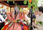 　色鮮やかな平安装束姿でこしに乗り込む葵祭のヒロイン「斎王代」の松浦璋子さん＝１５日午前、京都市