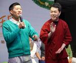 　「相声」のイベントで舞台に立つ西田聡さん（右）＝２３日、北京（共同）