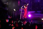 　日比谷公園大音楽堂のライブでポーズを取る伊藤蘭さん＝２０２３年１０月２１日、東京都千代田区