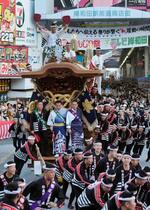 　大阪府岸和田市で始まった「岸和田だんじり祭」＝１４日午前