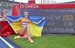 　女子走り高跳びで２メートル１０の世界新記録をマークし、喜ぶヤロスラワ・マフチフ＝７日、パリ（ゲッティ＝共同）