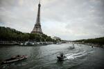 　エッフェル塔近くのセーヌ川で行われたパリ五輪開会式の予行演習＝１７日、パリ（ＡＰ＝共同）