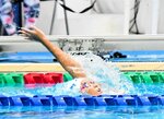 女子２００メートル背泳ぎ予選　１年生ながら力強い泳ぎを見せる上杉凛＝北海道立野幌総合運動公園水泳プール