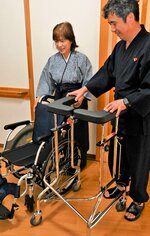 鳥取県の補助金制度を利用し、購入された歩行器と車いす＝三朝町三朝の湯治宿「ゆのか」