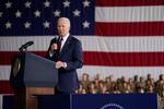 　米アラスカ州の米軍基地での追悼式で演説するバイデン大統領＝１１日（ＡＰ＝共同）