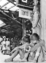 　終戦の翌年、東京駅でたむろする子どもたち＝１９４６年８月