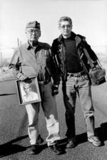 　「コードトーカー」だった米先住民族ナバホの男性と写真に納まる河野謙児さん（右）＝２００５年、米アリゾナ州（本人提供）