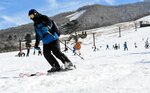 スキーを楽しむ来場客ら。リフトは１基のみ稼働している＝３０日、大山町大山のだいせんホワイトリゾート