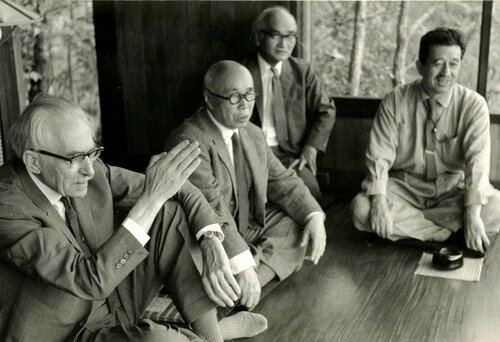 阿弥陀堂で語り合う（左から）バーナード・リーチ、浜田庄司、吉田璋也（右）ら＝１９６４年、鳥取民芸美術館提供