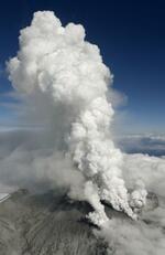 　噴火した御嶽山から上がる噴煙＝２０１４年９月