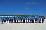 　太平洋諸島フォーラム首脳会議の記念撮影に納まる首脳ら＝９日、クック諸島のアイツタキ島（Ｍｉｃｋ　Ｔｓｉｋａｓ／ＡＡＰ提供、ＡＰ＝共同）
