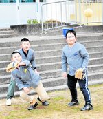 大谷選手から寄贈されたグラブを使ってキャッチボールを楽しむ児童＝香美町村岡区福岡の兎塚小