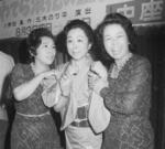 　１９７５年当時の「かしまし娘」。左から正司照江（後に照枝に改名）さん、歌江さん、花江さん＝大阪市