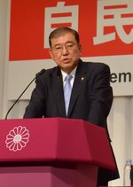 共同記者会見で記者の質問に答える石破氏＝１３日、東京・永田町の自民党本部