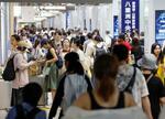 　利用客らで混雑するＪＲ東京駅。台風の接近に伴い、１５日に計画運休する東海道・山陽新幹線の区間が発表された＝１４日午前