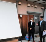 小川支社長（右）から断熱効果の高いスタイルシェードの説明を受ける深沢市長