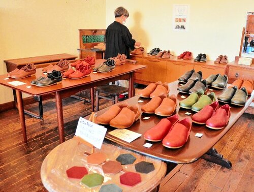 職人手作りの革製靴が並ぶ会場